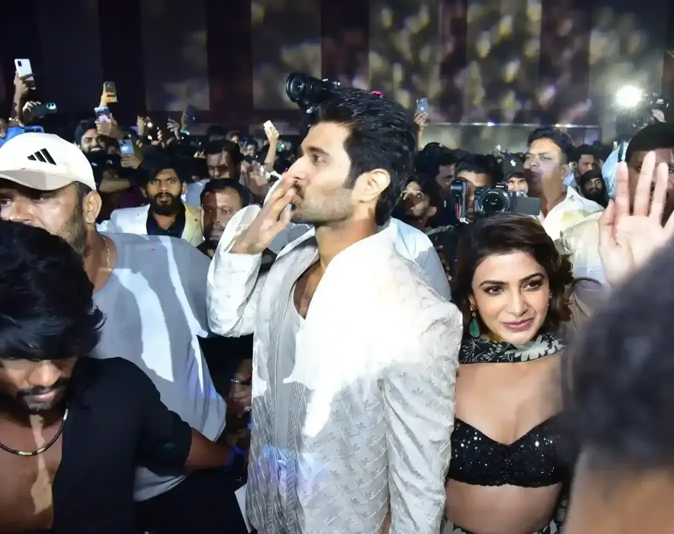 VIJAY DEVARAKONDA SAMANTHA IN KUSHI MUSICAL CONCERT 16